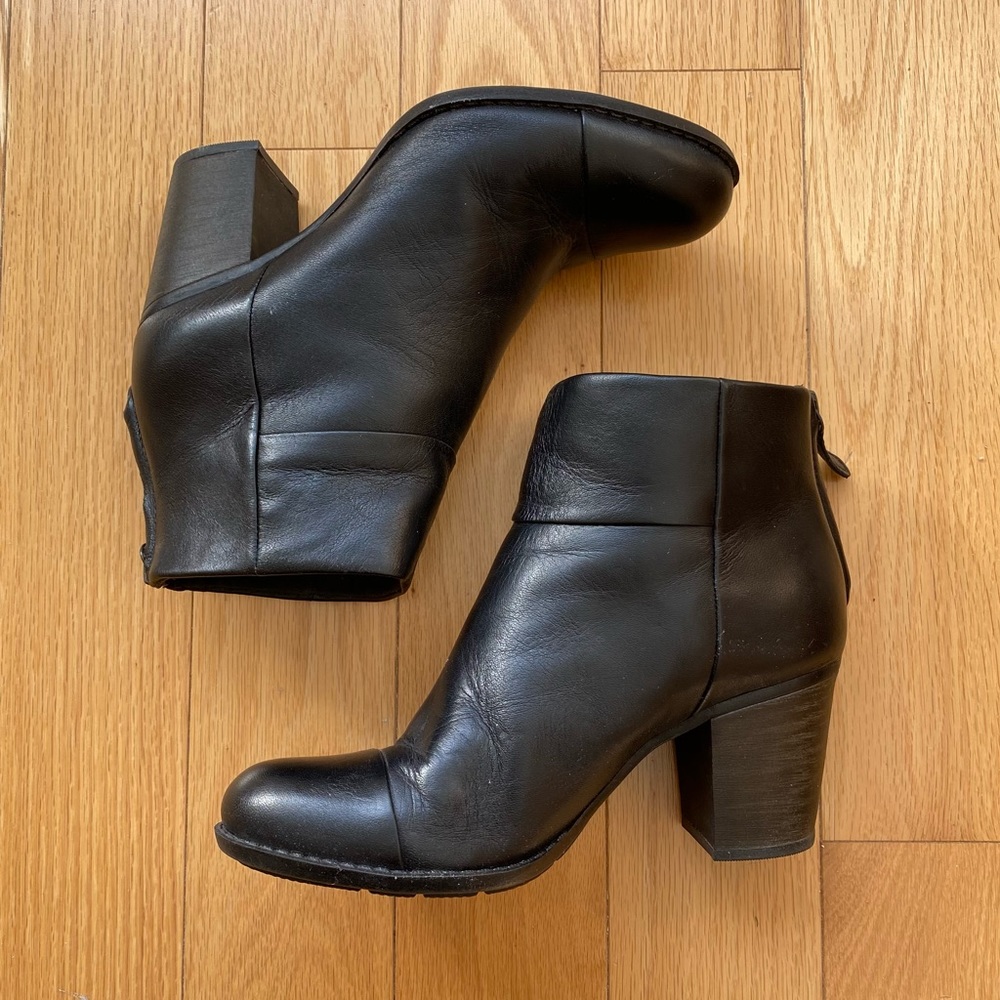Clarks Enfield Zip Leather Ankle Boots (size 7)
